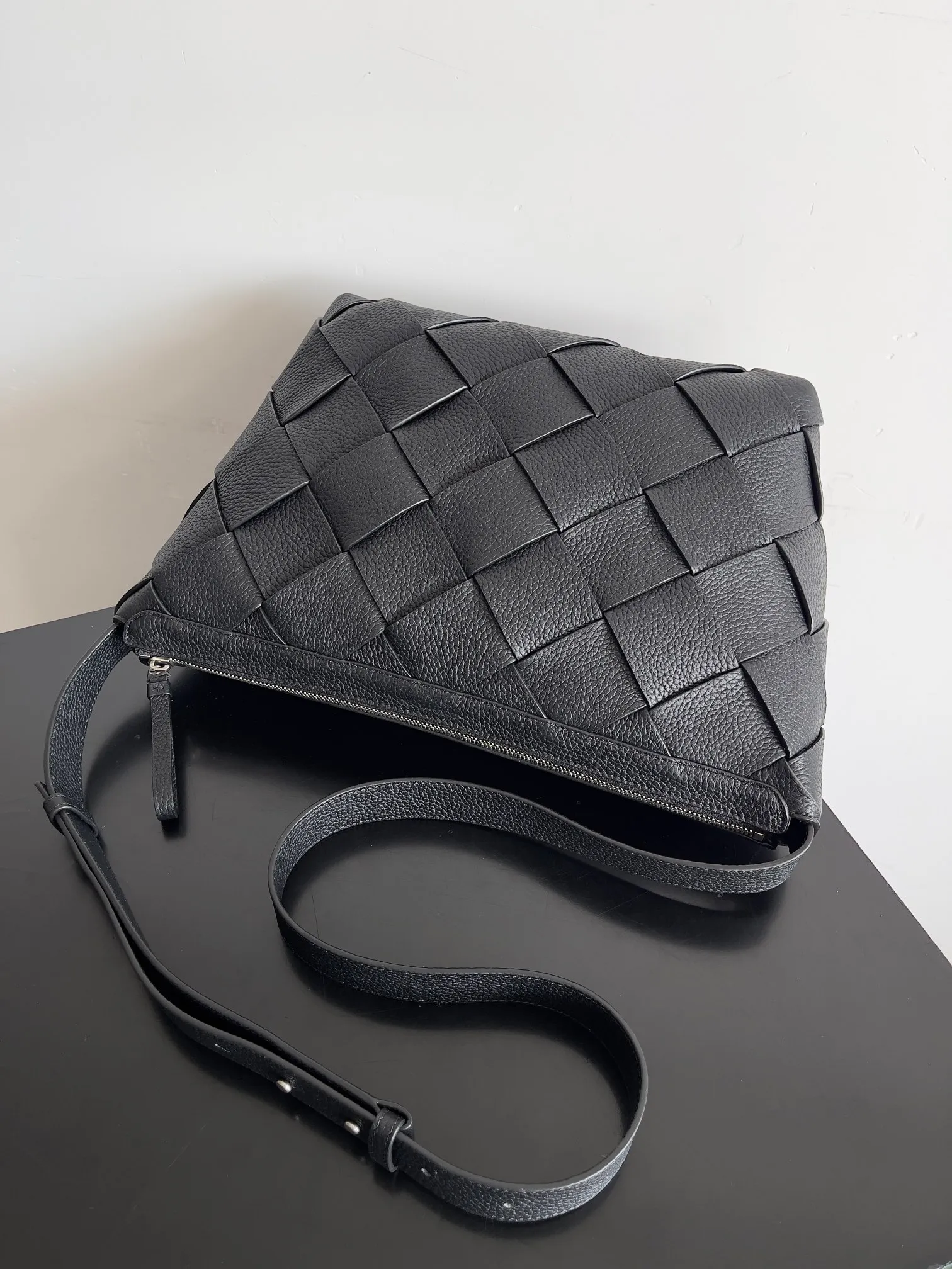 Batch 2120 BOTTEGA VENETA's new Diago Hobo Bag is made of grained cowhide. The inner canvas is lighter and is the first choice for men's relaxed style. Spanish calfskin retains the natural texture of the leather and is durable. It has a grainy texture and is more masculine. The capacity is super large, which is enough for commuting to work. Crossbody bag is a must-have for large bag lovers and is a practical must-have for commuting. Style number: 7295125 Size: 39*24*16cm